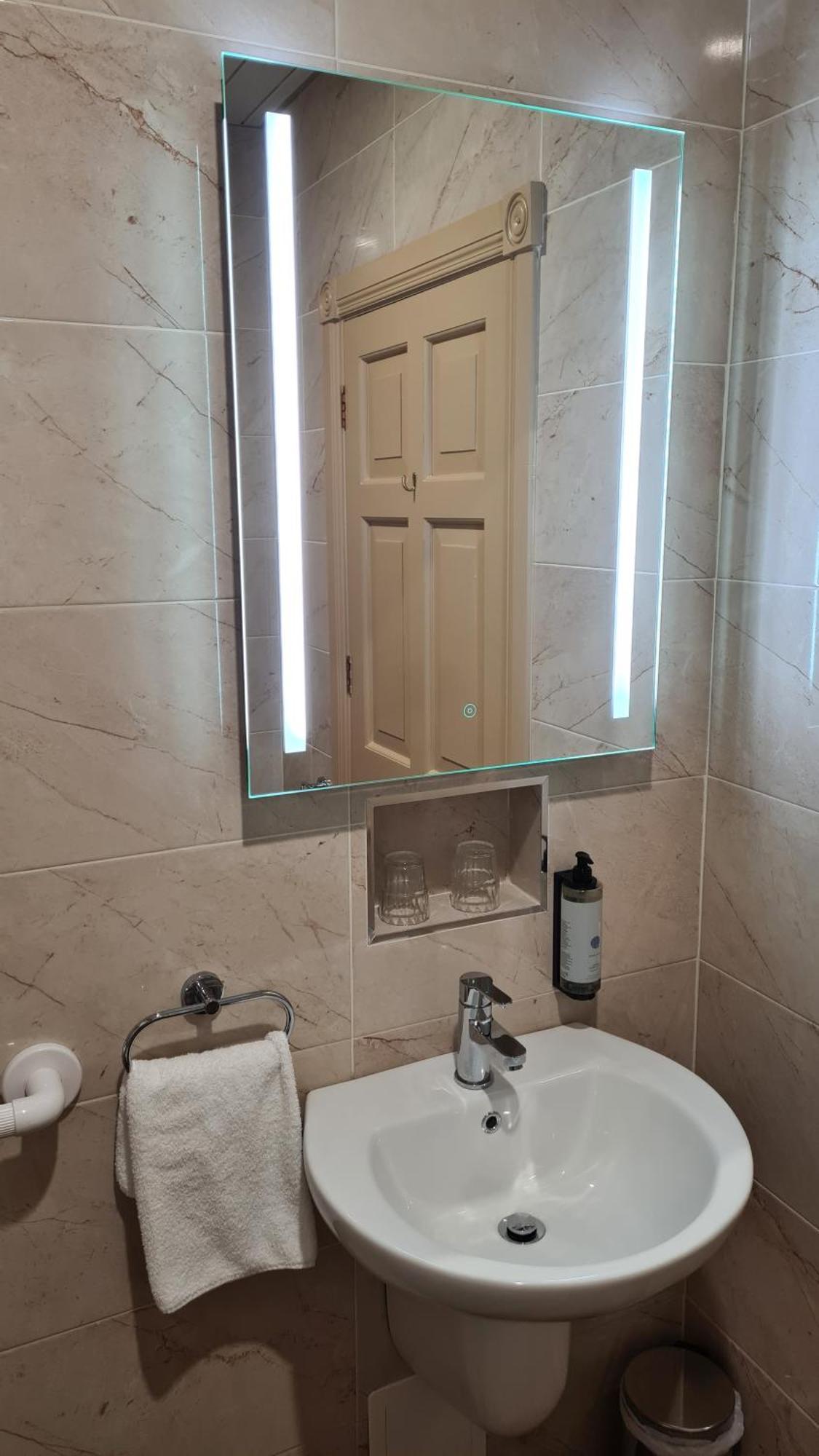 The Farnham Arms Hotel キャヴァン エクステリア 写真
